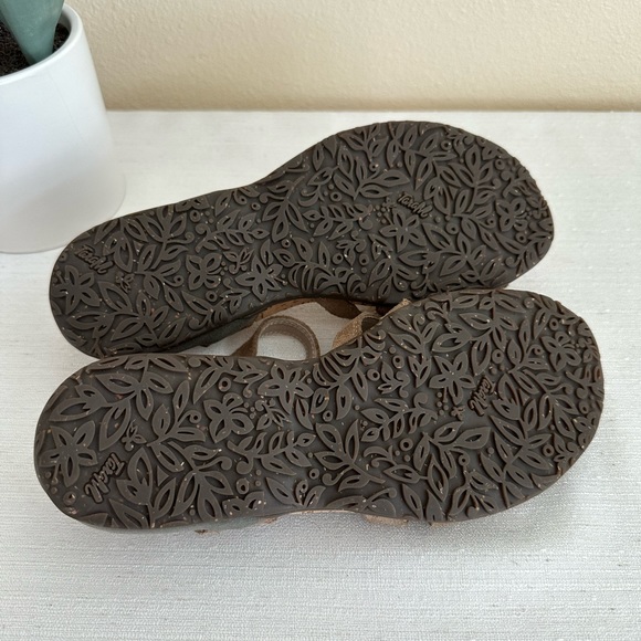 Tara M. Esme Taupe Suede Ankle Strap Flat Sandals Woman’s 7 - Picture 12 of 12